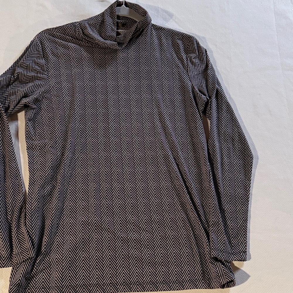 J. McLaughlin Women’s  Black & beige  Chevron Turtleneck shirt